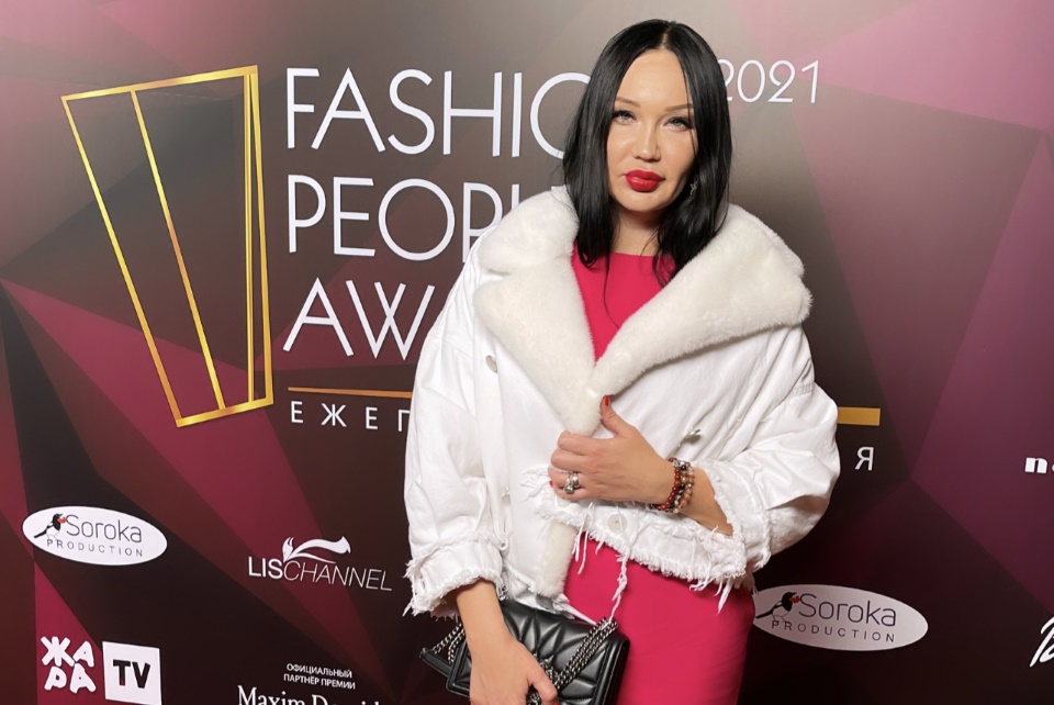 Фэшн пипл эвордс 2023. Премия Fashion people Awards 2021. Ева Польна на премии фэшн пипл 2022. Логотип Fashion people Awards 2021. Исполнительница мира трек рискнем.